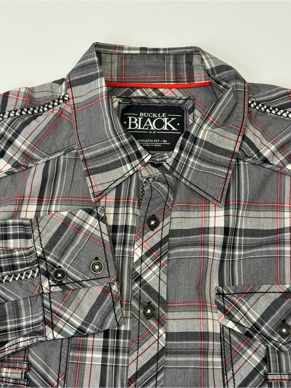 Buckle Black Athletic Fit Men's XL Long Sleeve Button Down Plaid Grey Black Red